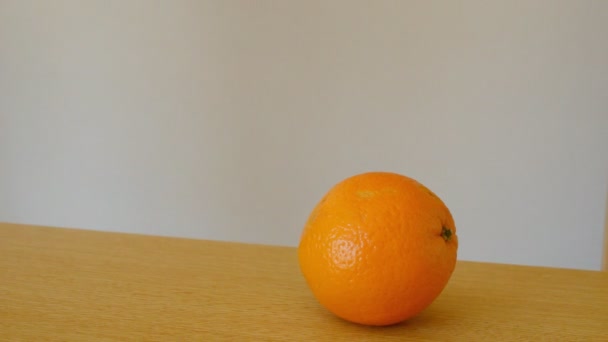 Attraper une orange et une pomme — Video