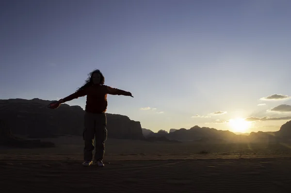 Donna Escursionista Felice Con Braccia Alzate Aria Con Conquistato Deserto — Foto Stock