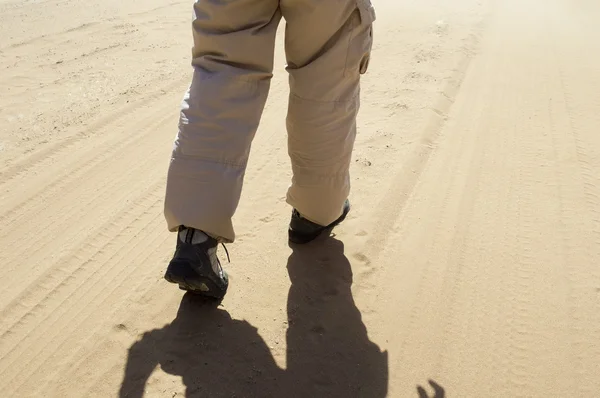 Man Walking Sandy Desert Very Hot — Stock Photo, Image