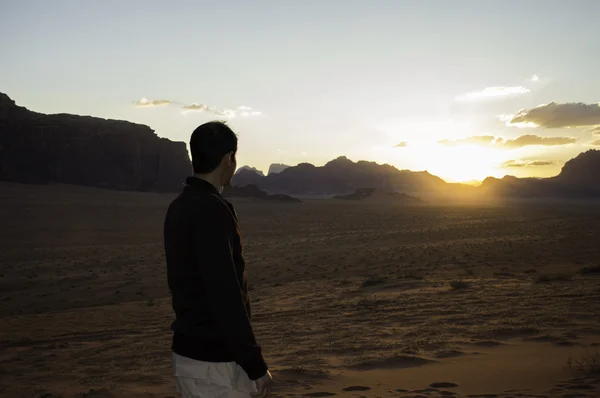 Escursionista Che Guarda Tramonto Alto Nel Deserto Wadi Rum — Foto Stock