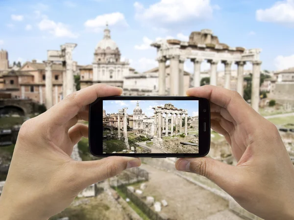 Tourist holds up camera mobile at forum in Rome — Stock Photo, Image