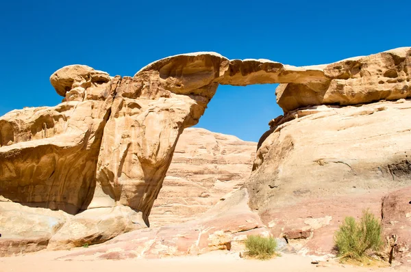 Vista através de um arco de rocha — Fotografia de Stock