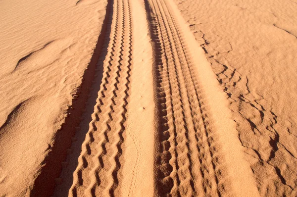 Band tracks op het zand — Stockfoto