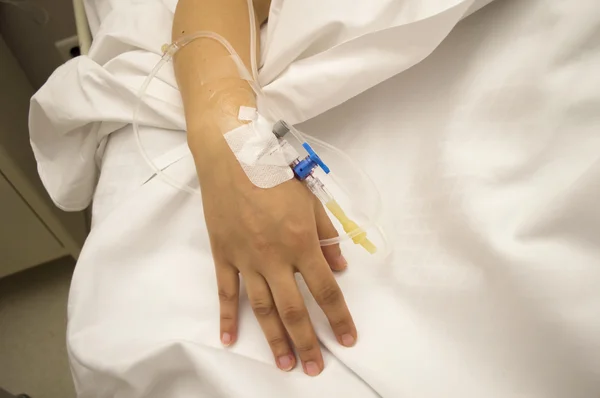 Handen met intraveneuze buis — Stockfoto