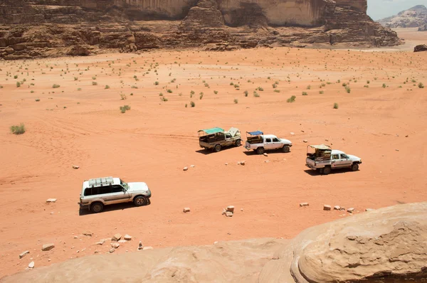 Vehículos todoterreno en el desierto — Foto de Stock