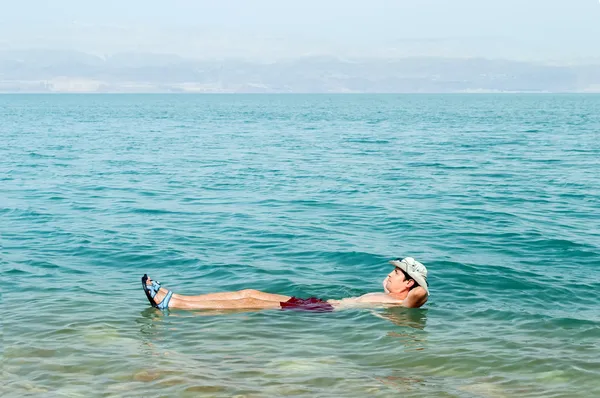 Επιπλέει στο νερό της Νεκράς θάλασσας — Φωτογραφία Αρχείου