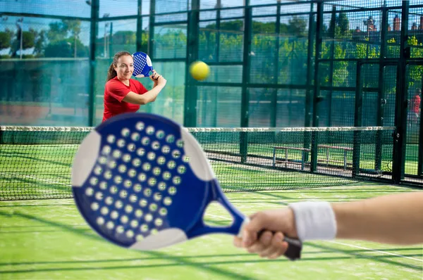 妇女打桨网球 — 图库照片