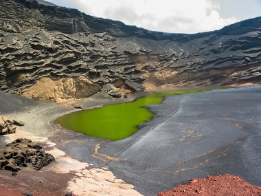 lanzarote bir siyah volkanik Beach'deki Yeşil Göl