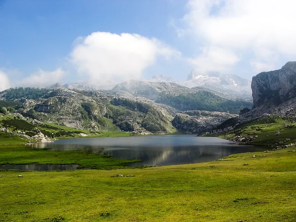 Paysage des lacs Covadonga dans les Asturies — Photo