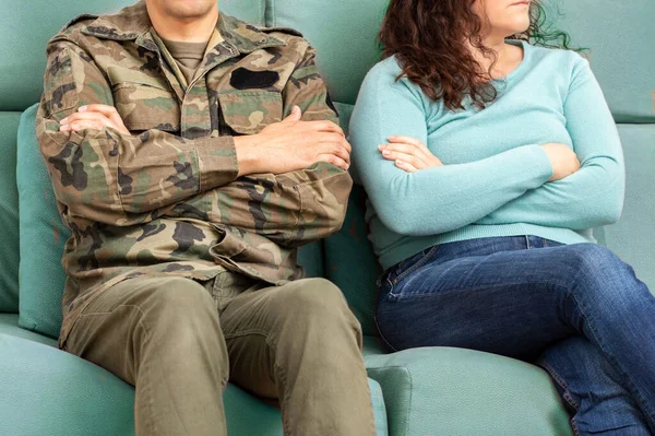 Tiro Cortado Soldado Sua Esposa Irreconhecível Sentados Sofá Com Braços — Fotografia de Stock