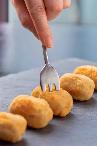 Yapımı Kroketi Çatalla Almaya Yakın Tipik Bir Spanyol Siyah Tabak — Stok fotoğraf