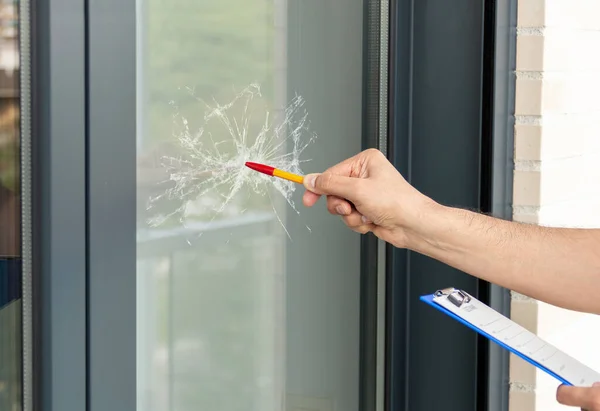 Primer Plano Revisión Mano Hombre Para Reparar Vidrio Una Casa — Foto de Stock