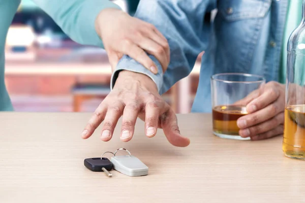 Niet Drinken Rijden Bijgesneden Afbeelding Van Dronken Man Praten Autosleutels — Stockfoto