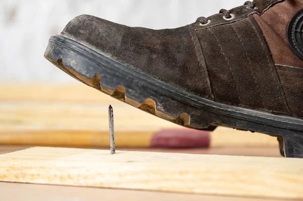 Primer Plano Del Pie Del Hombre Pisando Allí Clavo Insertado —  Fotos de Stock