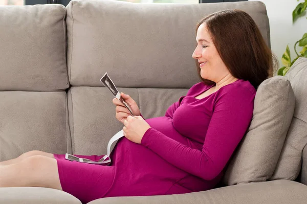 Fotografía Una Mujer Embarazada Mirando Una Imagen Ecografía Casa — Foto de Stock