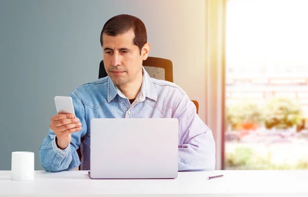 Tiro Cortado Jovem Empresário Usando Telefone Celular Trabalho — Fotografia de Stock