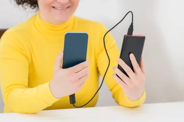 Primer Plano Mujer Feliz Cargando Smartphone Con Cargador Portátil Sentado —  Fotos de Stock