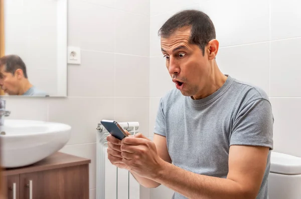 Lateinamerikaner Erhält Überraschende Nachrichten Internet Smartphone Badezimmer — Stockfoto