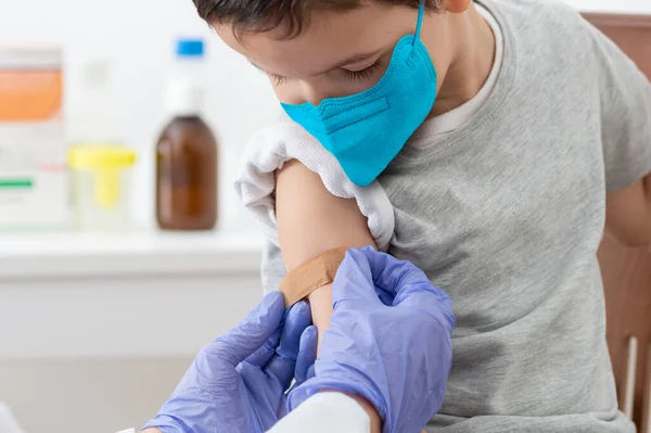 在医院接种疫苗的小男孩中枪 — 图库照片