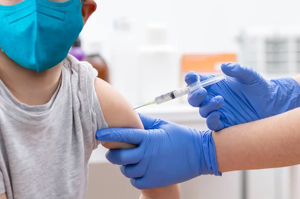 Skott Avlittle Pojke Som Får Coronavirus Vaccin Läkarmottagningen Mot Covid — Stockfoto