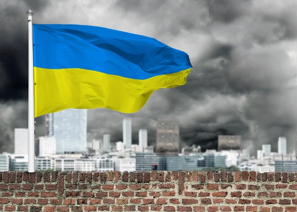 Украинский Флаг Кирпичной Стене Здания Украинский Флаг Небе Бури Черных — стоковое фото