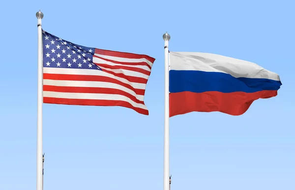 Американский Российский Флаги Летящие Бок Бок Голубым Небом — стоковое фото