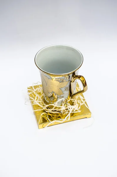 Золотое стекло изолировано на белом — стоковое фото