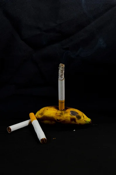 Palenie jest bardzo szkodliwe dla zdrowia — Zdjęcie stockowe