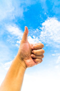 Mavi gökyüzü ile el