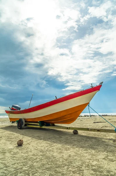 Łódź na plaży — Zdjęcie stockowe