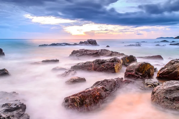 Pôr do sol na praia — Fotografia de Stock