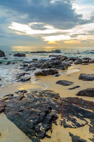 Solnedgang på stranden – stockfoto