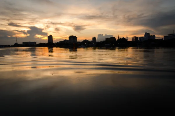 Puesta de sol bajo el puente — Foto de Stock