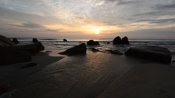 Vista a la playa por la mañana — Vídeos de Stock