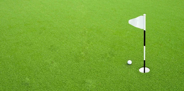 Golf topu deliğe yakın — Stok fotoğraf