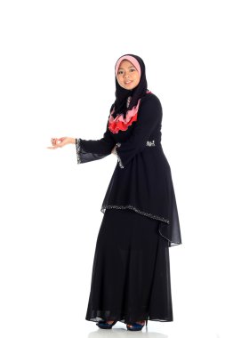 Siyah giyen muslimah kadın
