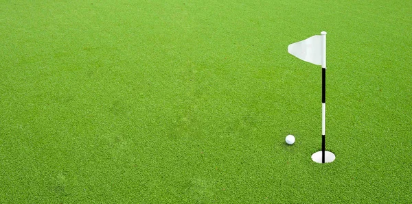 Golf ball nästa hål — Stockfoto