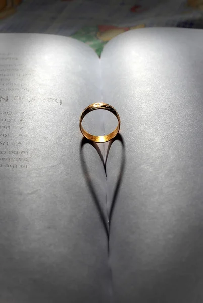 Anello nuziale e ombra del cuore — Foto Stock