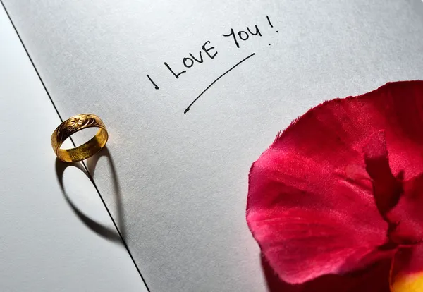 Prsten s srdeční stín a já tě miluji text s růží — Stock fotografie