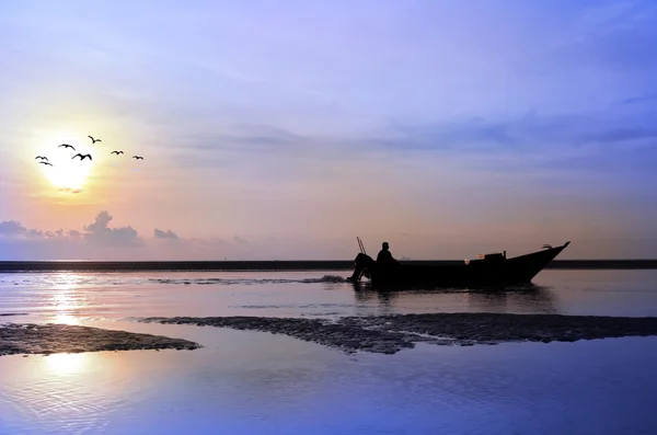 漁船の周りを飛んでいる鳥を日の出 — ストック写真