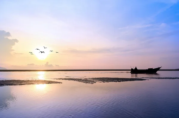 漁船の周りを飛んでいる鳥を日の出 — ストック写真