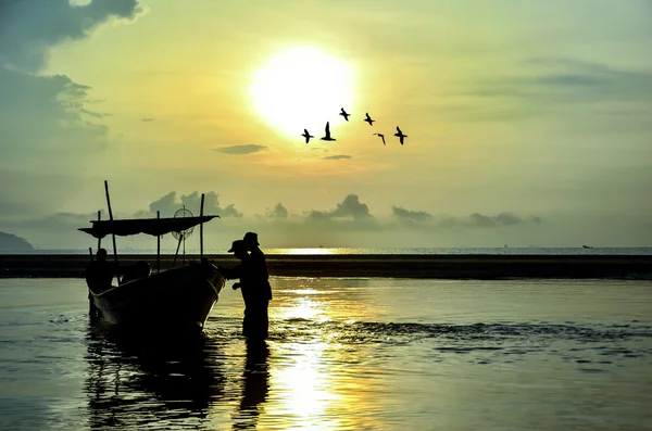 Риболовецьке судно на сході сонця з птаха літають — стокове фото