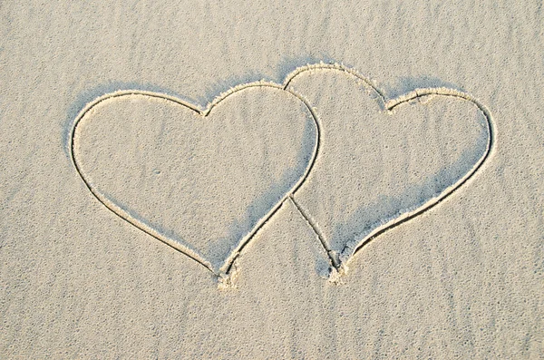 Ik hou van je en hart getrokken op zand — Stockfoto