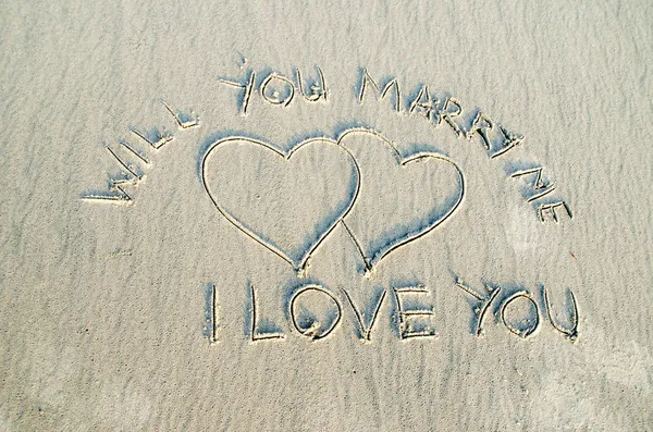 Любовь и текст на песке — стоковое фото