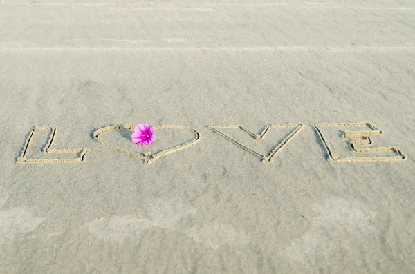 Ti amo e il cuore disegnato sulla sabbia — Foto Stock