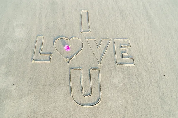 Ich liebe dich und das Herz auf Sand gezeichnet — Stockfoto