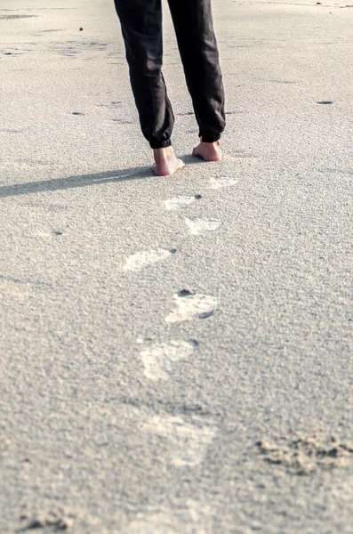 Camminando sulla sabbia — Foto Stock