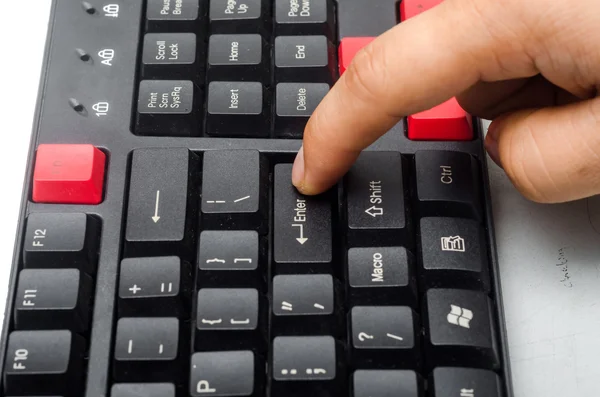 Dedo pulsando el botón ENTRAR en el teclado — Foto de Stock