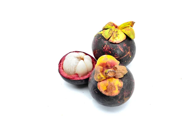 Тропические фрукты на белом фоне — стоковое фото