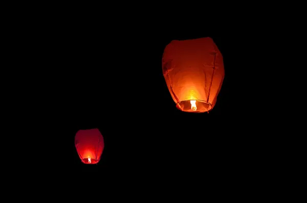 Vliegende lantaarn in de donkere hemel — Zdjęcie stockowe